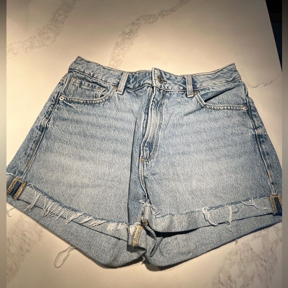 Women’s dynamite Claudia denim shorts with distressed hem. Size 6.